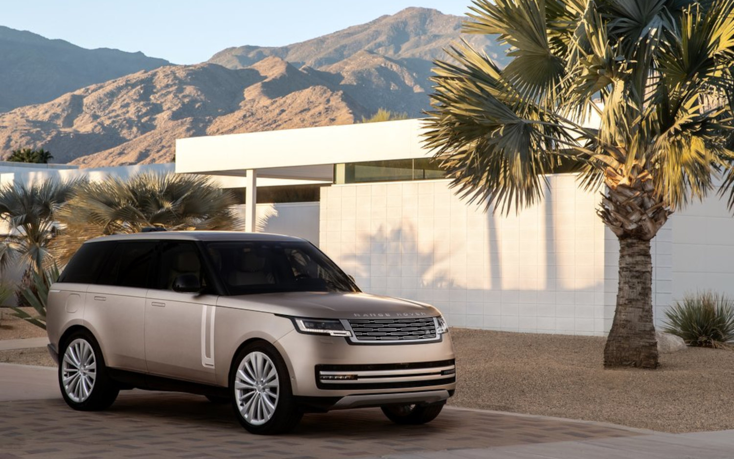 Land Rover Range Rover HSE P400 2022 SUV Drive
